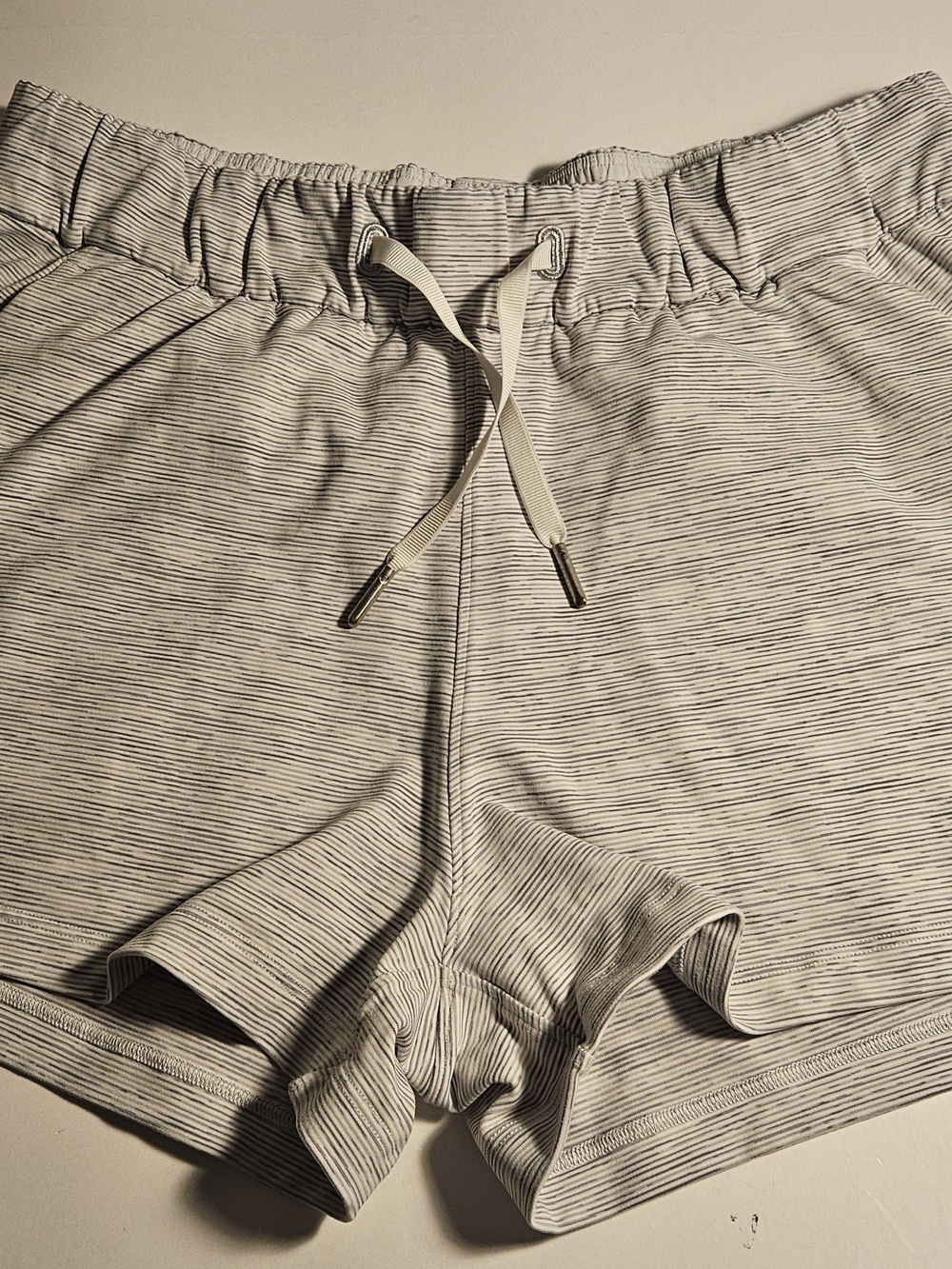lululemon Womens Size 6 Athletic Grey/White Striped Shorts Pockets Drawstring